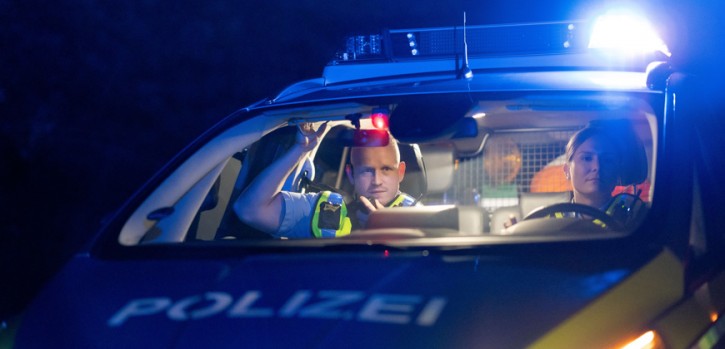 Duo prügelte auf Jugendlichen ein: Ambulante Behandlung in ein Krankenhaus 
