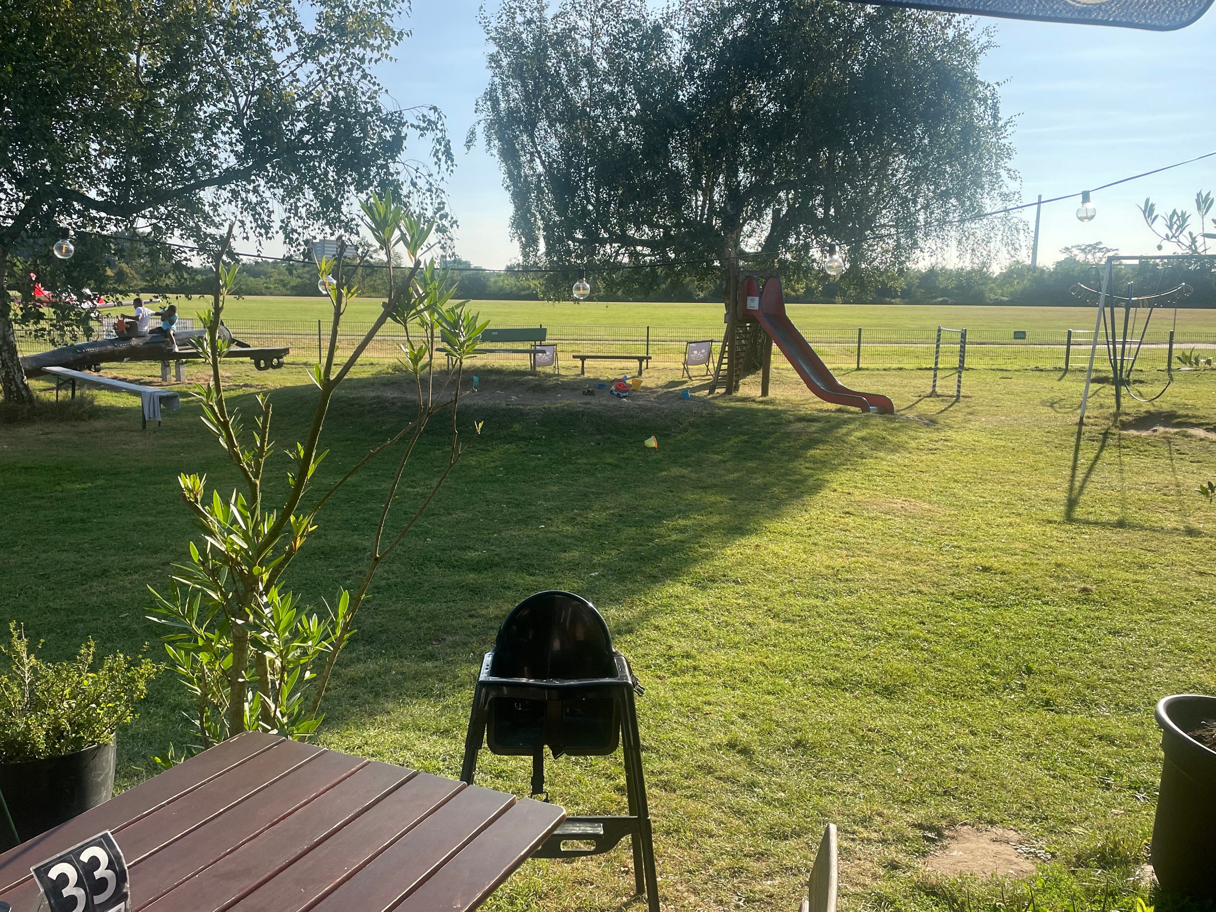 Fliegerhuette-Leverkusen-Spielplatz-fuer-die-Kleinen-beim-Fruehstueck-2