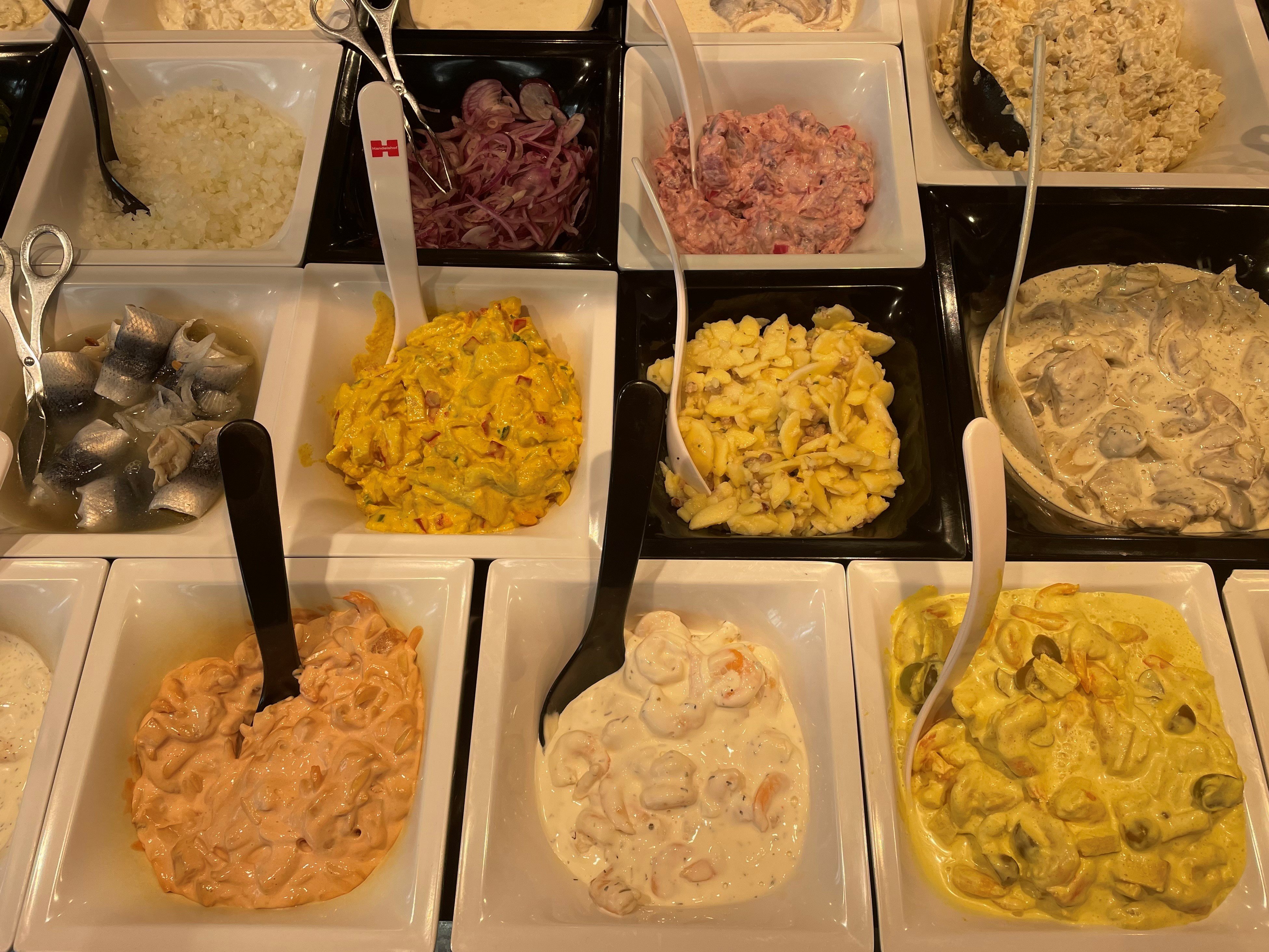 Fisch-Schaelte-Haan-leckere-Auswahl-an-Salaten