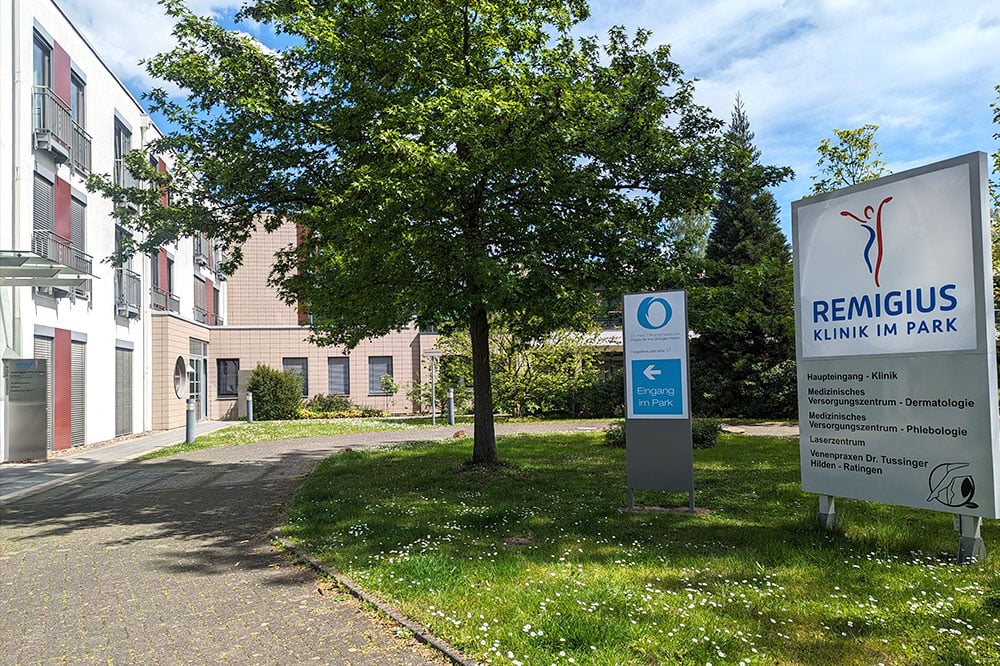 Remigius-Klinik-im-Park-Hilden-Venenklinik-Haupteingang-SchildUGiqu6oQXof2W