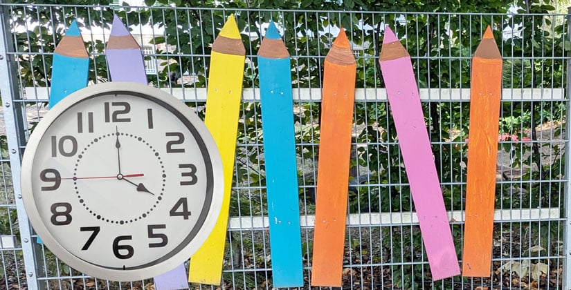 Regierung feiert Inkrafttreten, doch Kommunen und Gewerkschaften sorgen sich um Geld, Personal und fehlende Räume