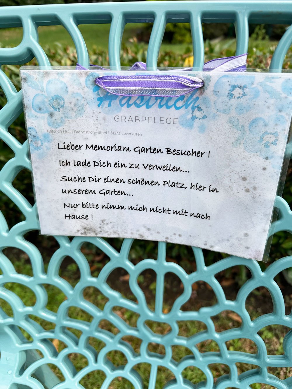Grabpflege-Hastrich-Stuehle-nur-Schild