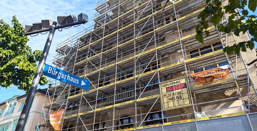 Stadt saniert noch Dachgauben und Natursteinfassade – Gerüst bleibt stehen – Zugang weiterhin eingeschränkt Stadt saniert noch Dachgauben und Natursteinfassade – Gerüst bleibt stehen – Zugang weiterhin eingeschränkt