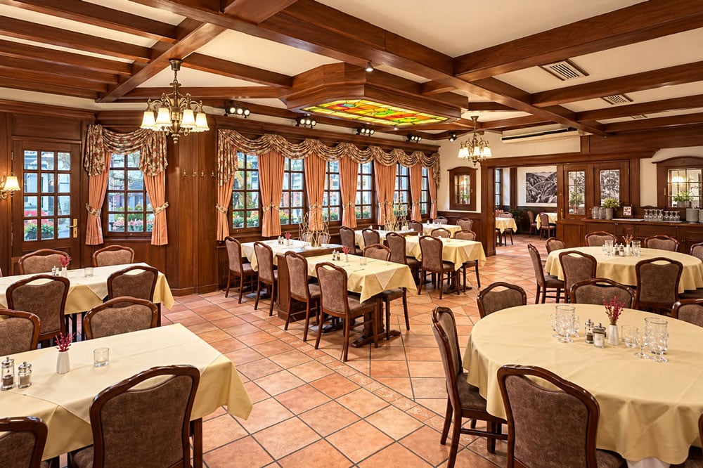 Steakhaus-Passagestube-Langenfeld-Saal-Tische