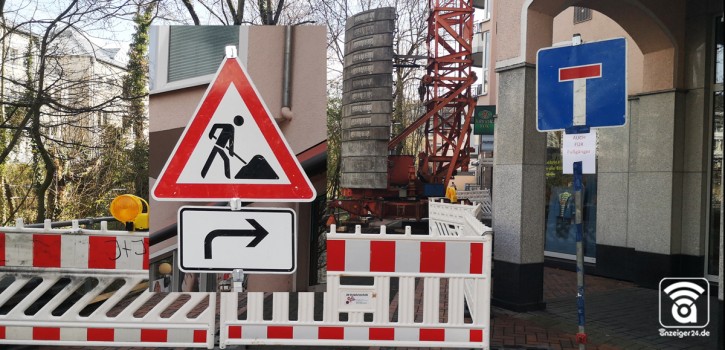 Kein Durchlass für Fußgänger möglich – und die Beschilderung ist unzureichend