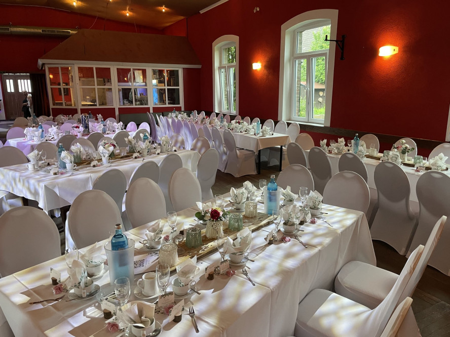 Gaststaette-Norhausen-Leverkusen-Rheindorf-festlich-gedeckter-Tisch