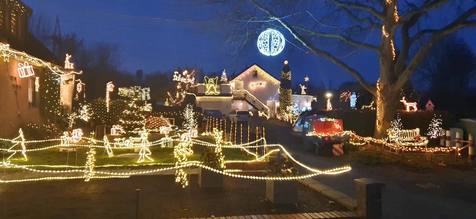 Weihnachtshaus-Hilden-Oerkhaus-Bloch-Kugel