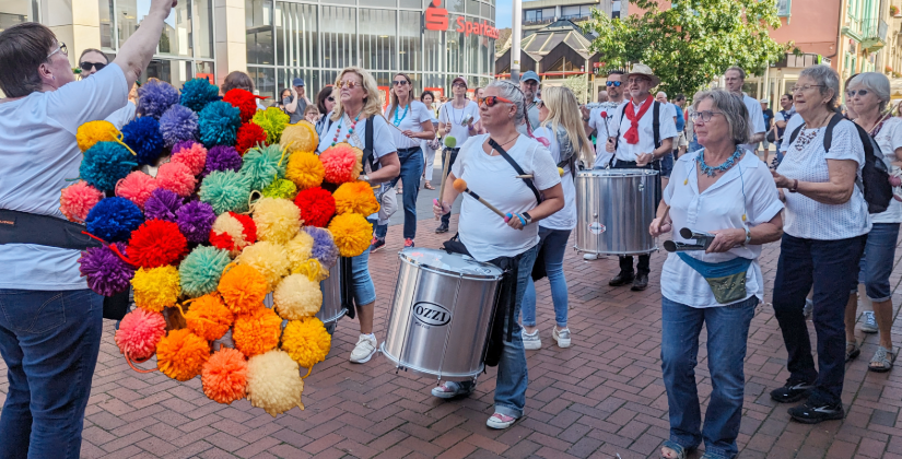  Mit bunten Troddeln soll der Rosenmontagszug noch schöner und vielfältiger werden