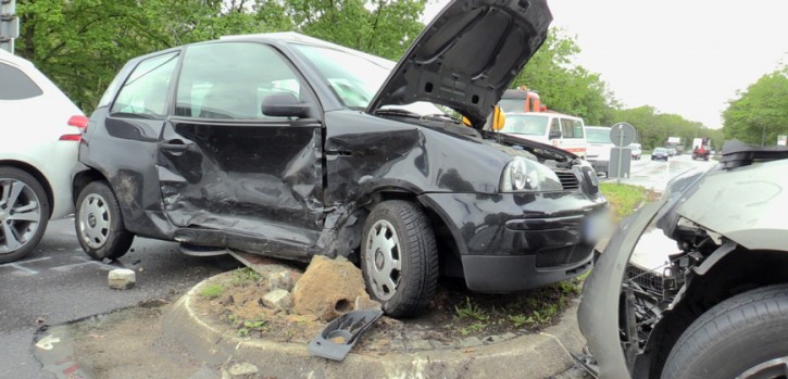 Auch eine Verkehrsinsel wurde zerstört