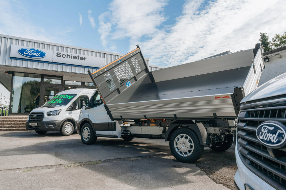 Ford-Autos-bei-der-Schiefer-Gruppe-in-Hildeny3O1vff5Dwa9K