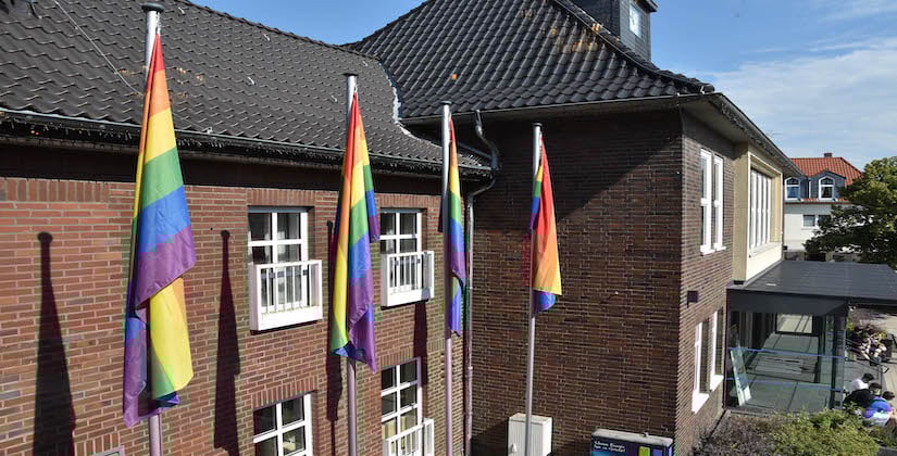 Vor dem Rathaus wehen vier Regenbogenflaggen Vor dem Rathaus wehen vier Regenbogenflaggen