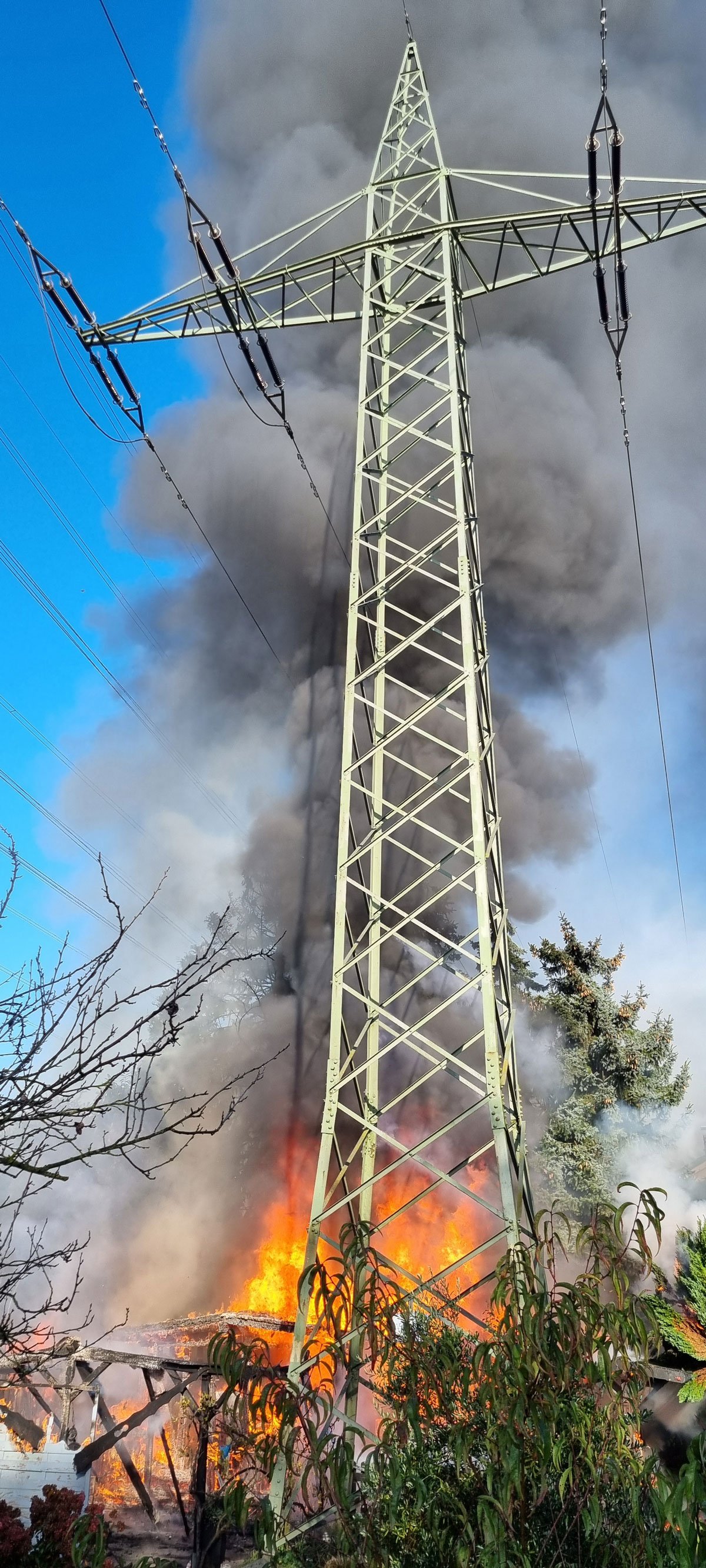 Brand-Gartenlaube-Goelden-Mast