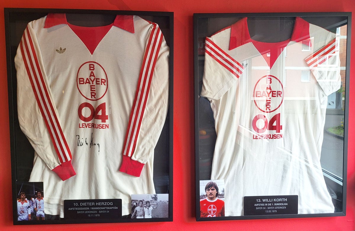 Lev-89-Oktoberfest-Bayer-Bayern-Clubraum-Trikots