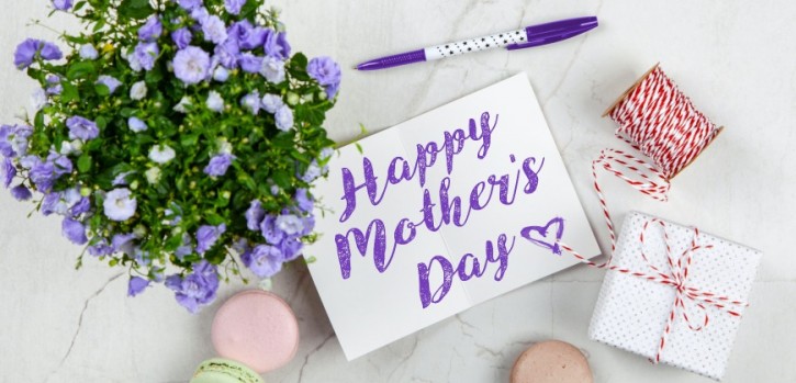 Die Familie verschenkt Blumen, Geschenke, Schmuck – und ganz viel Liebe Die Familie verschenkt Blumen, Geschenke, Schmuck – und ganz viel Liebe