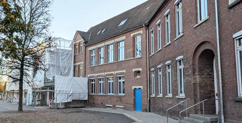 Fassadenarbeiten-am-Schulgeb-ude-an-der-Walder-Strasse-verz-gern-sich-anzeiger24-de-News