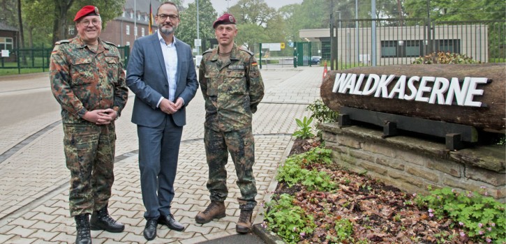 Militär-Fahrzeuge, Hubschrauber, Rettungsdienst, Teddy-Sprechstunde
