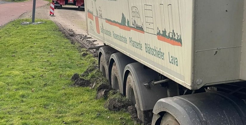 LKW festgefahren, Bergung dauert über das Wochenende LKW festgefahren, Bergung dauert über das Wochenende