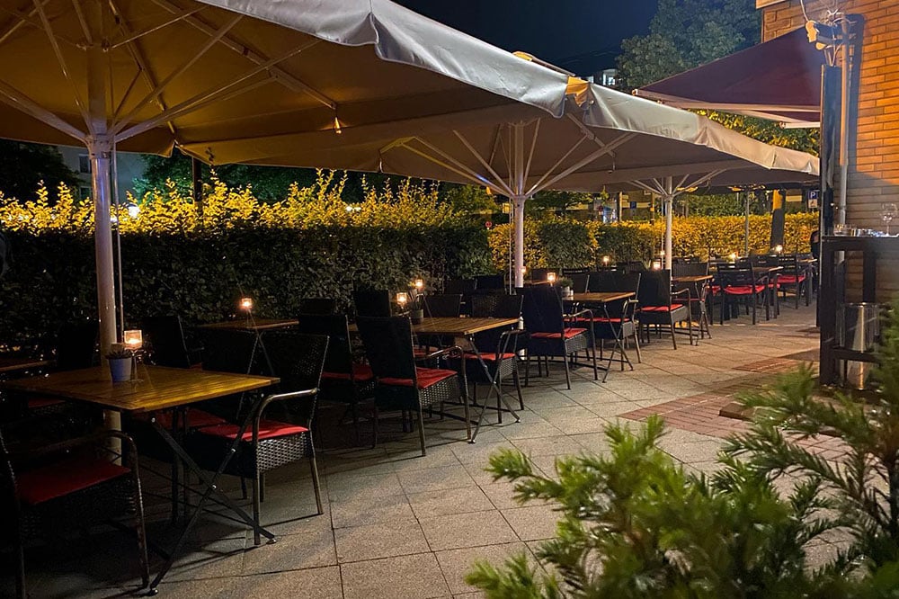Die Außenterrasse vom Restaurant Dion in Leverkusen bietet einen herrlichen Blick auf Opladen