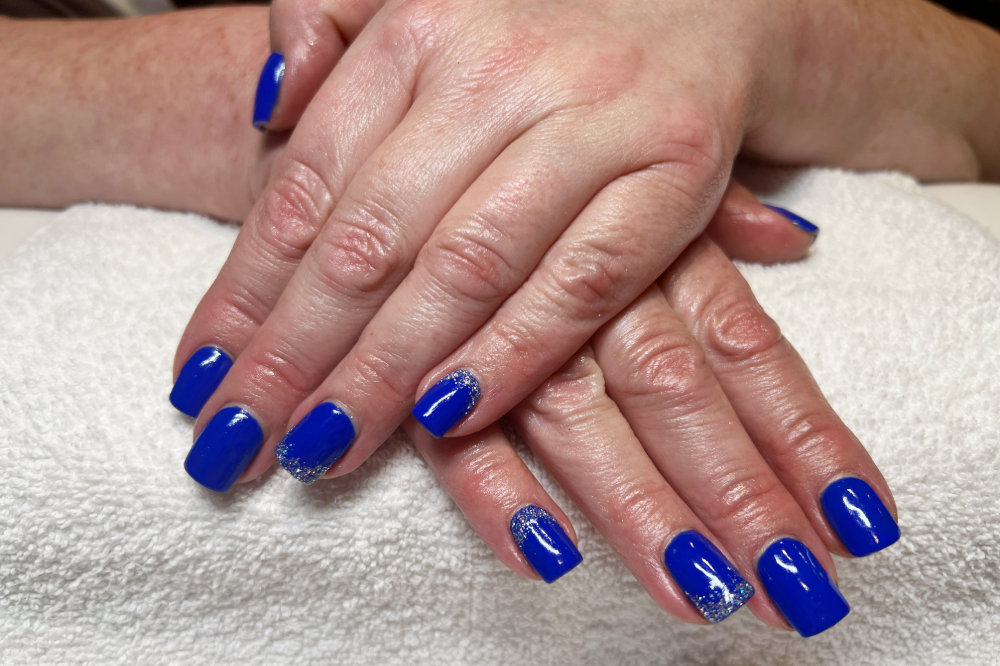 Blaue-Nagellackierung-im-Nagelwerk-Symphatie-f-r-Hand-und-FussX4PbeliJEgUY7