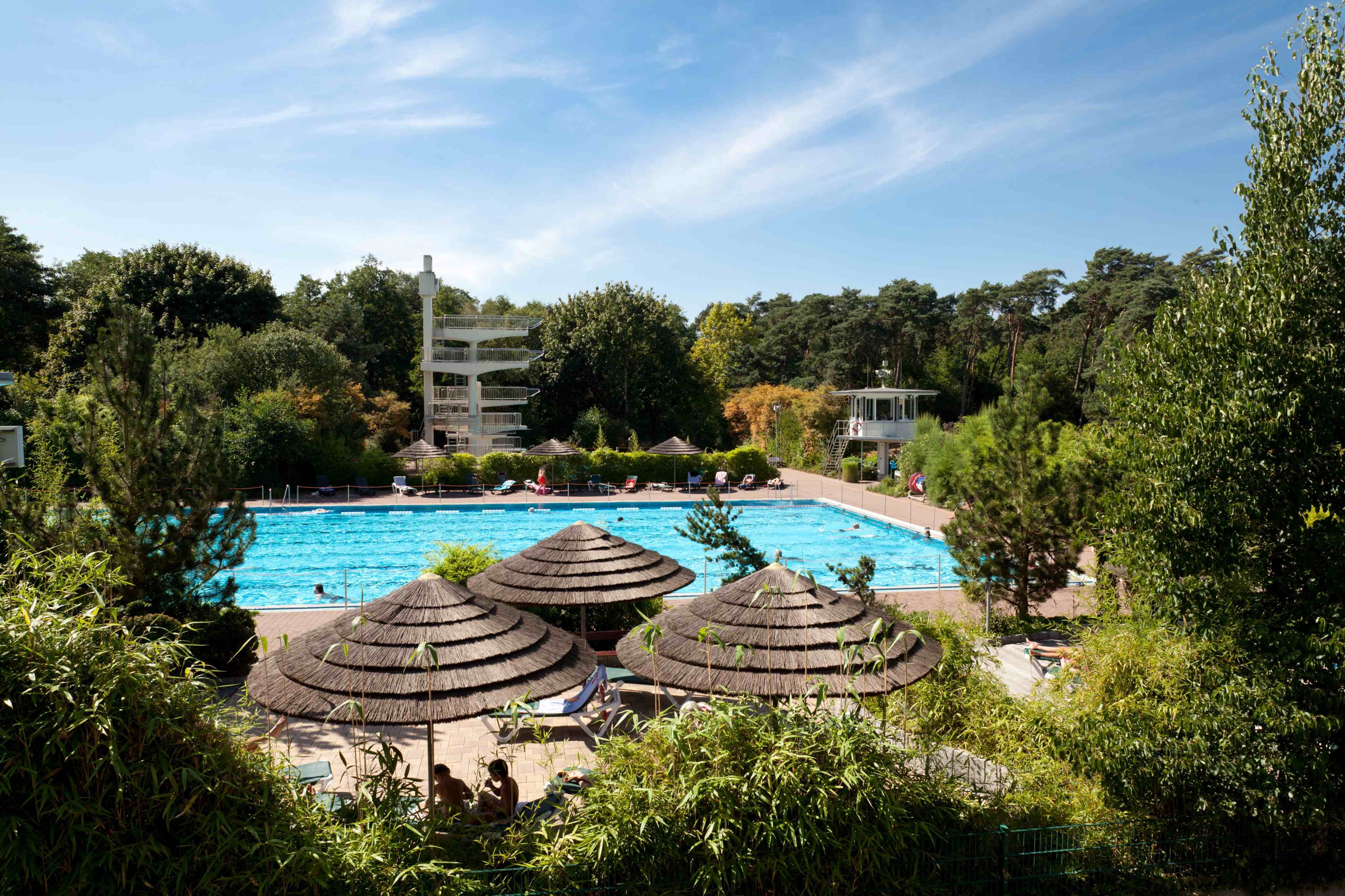 Waldbad-Hilden-Reetdachschirme_web3X8lYNeHi202n