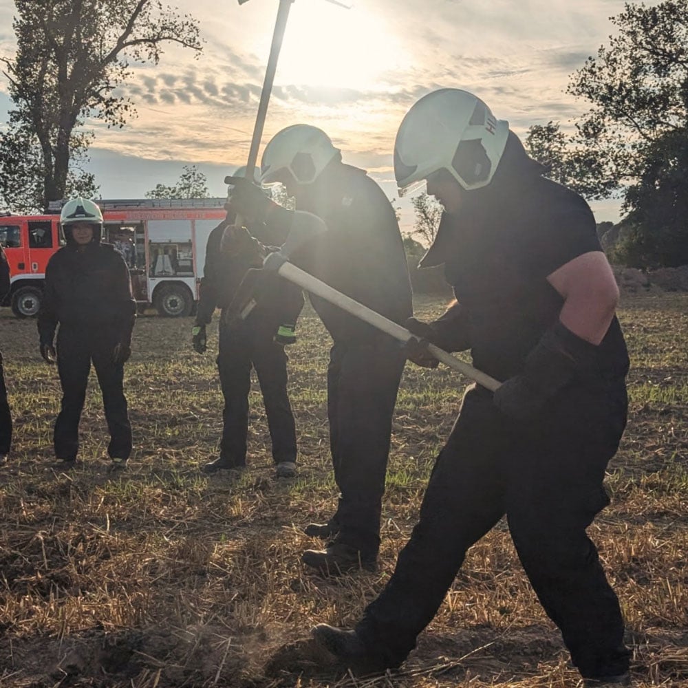 feuerwehr-uebung-stoppelfeld-Acker