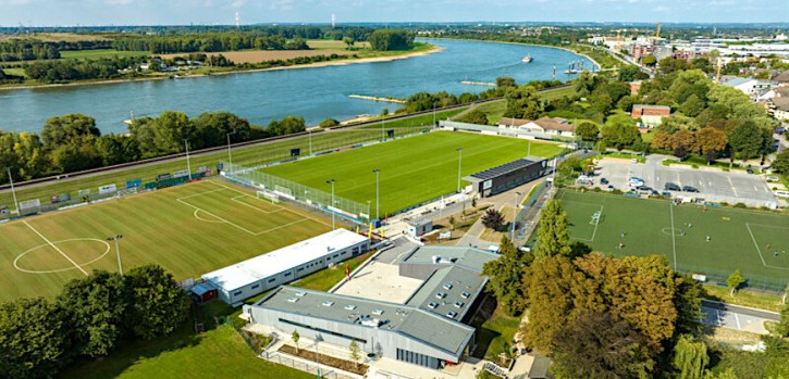 Neues Funktionsgebäude, neuer Rasenplatz sowie eine Tribüne