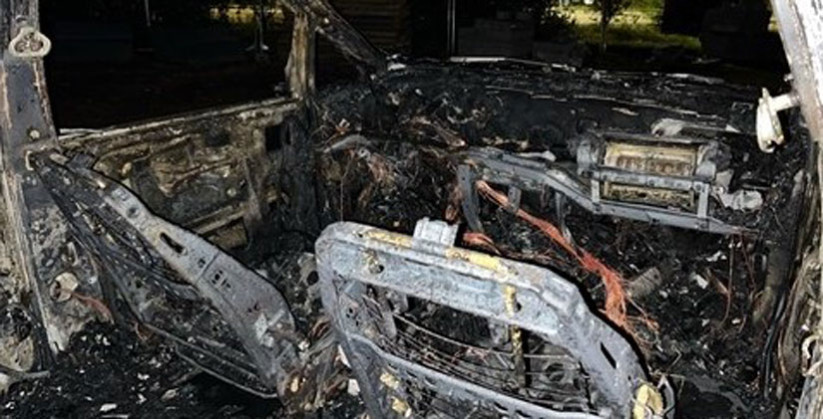 Feuer auf Parkplatz: Ford Galaxy ausgebrannt