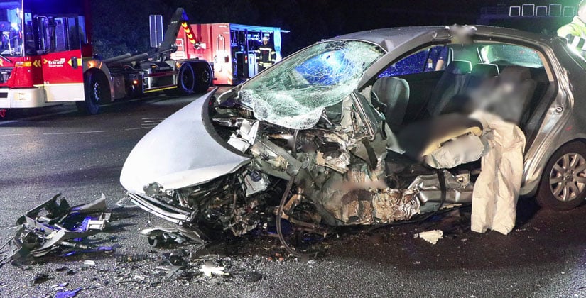 Gegen zwei Fahrzeuge geprallt – drei Menschen verletzt – Trümmerteile beschädigten weitere Fahrzeuge