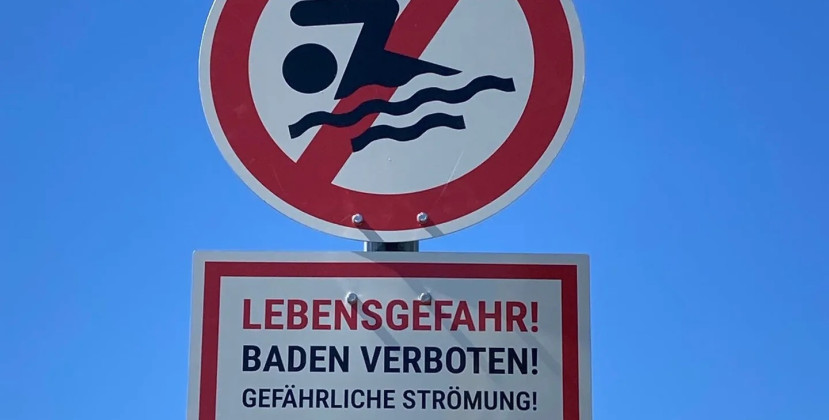 25 Schilder weisen darauf hin