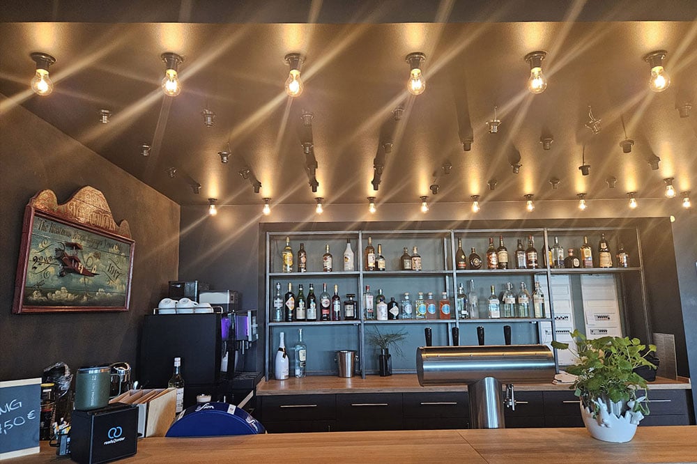 Die bestens ausgestatte Bar in der Fliegerhütte FloGourmet in Leverkusen Restaurant & Partylocation
