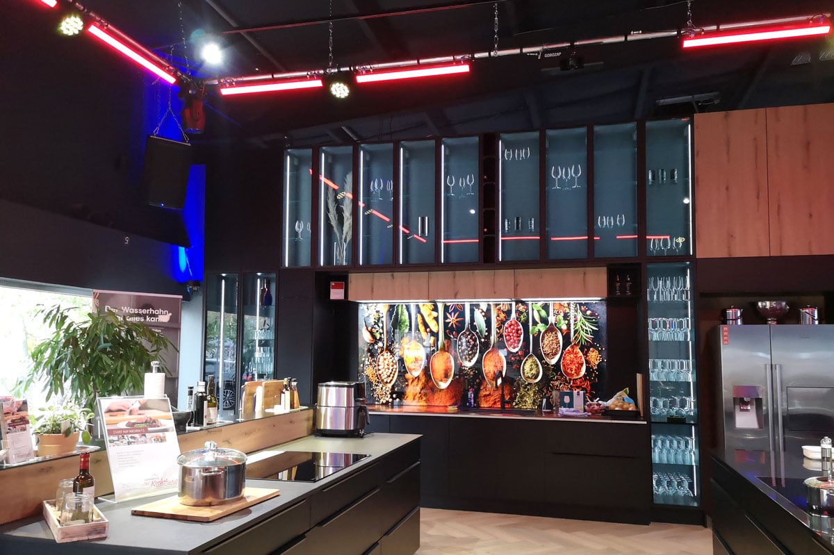 Innovative-stilvolle-K-che-aus-hochwertigen-Materialien-wie-Edelstahl-Glas-und-gl-nzenden-Oberfl-chen