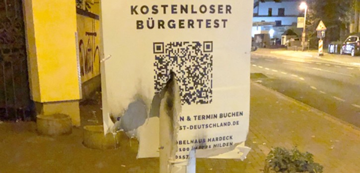 Auch ein Stück Rasen hat sich entzündet