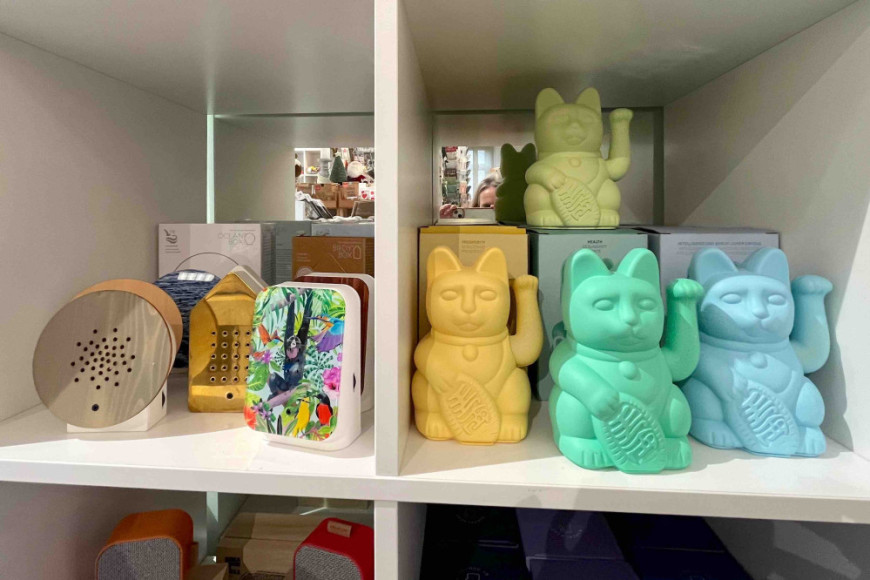 Wer kennt die winkende Katze nicht, gibt es „modern“ im SpielPlus Hilden  Wer kennt die winkende Katze nicht, gibt es „modern“ im SpielPlus Hilden