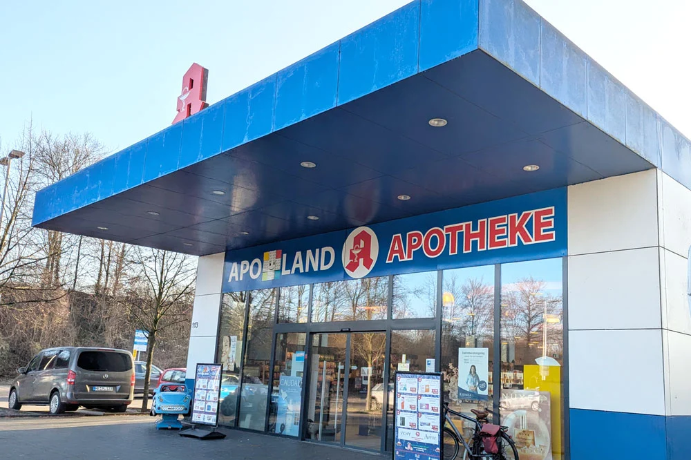 Apoland-Apotheke-Hilden-Eingang-rechte-Seite