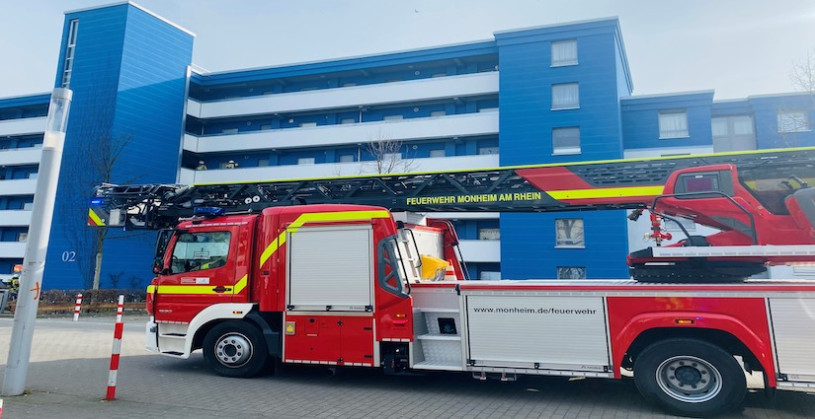 Bewohnerin (53) aus stark verrauchter Wohnung gerettet Bewohnerin (53) aus stark verrauchter Wohnung gerettet
