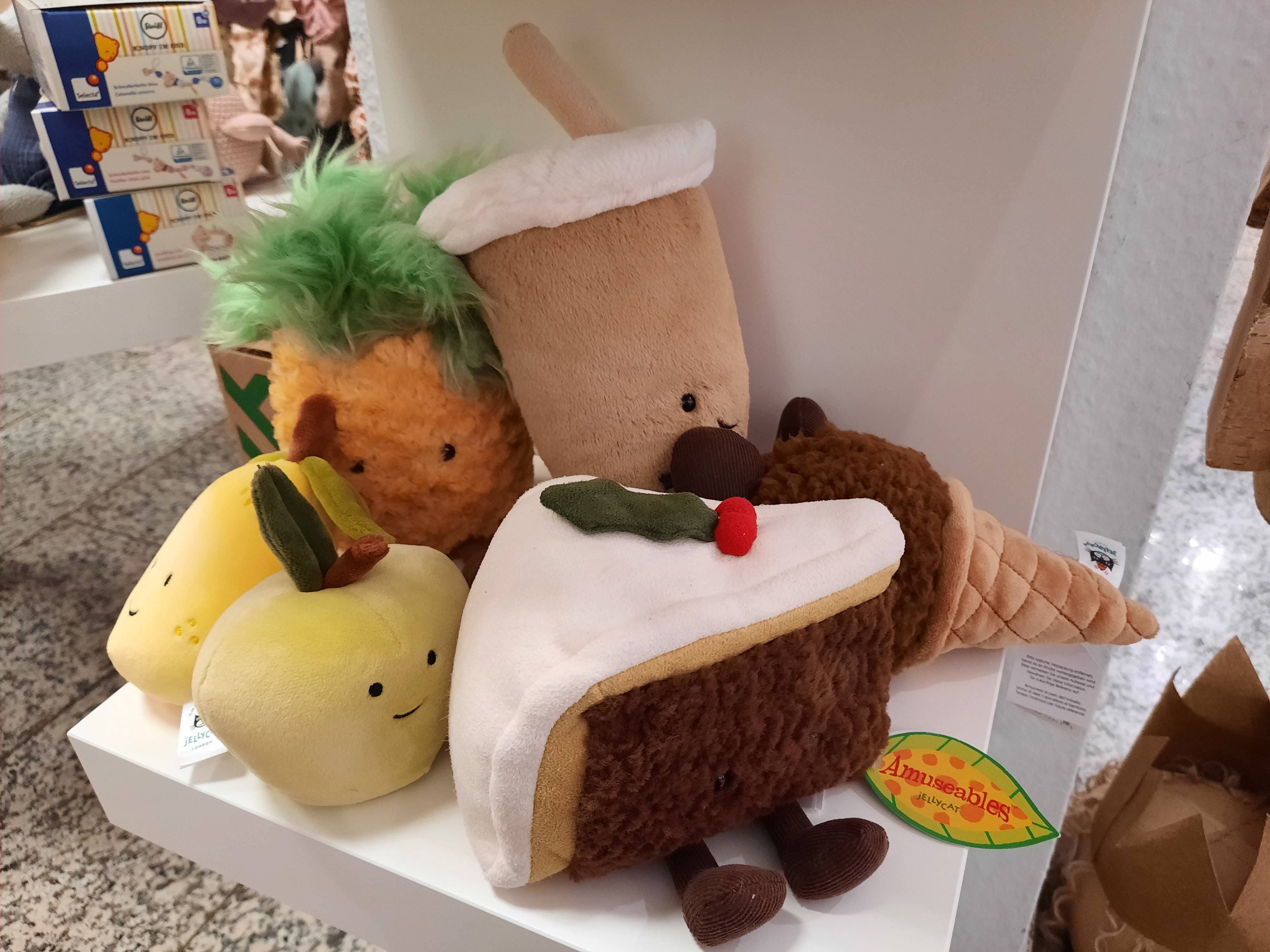 Kuchen-Ananas-und-Eiscreme-als-Kuscheltiere-f-r-Kinder-wie-Erwachsene