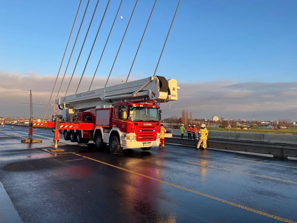 Feuerwehreinsatz-Eis-Leverkusener-Bruecke-Drehleiter