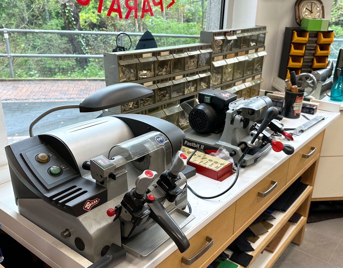 Werkstatt-Schluesseldienst-Schuhreparatur-Islik