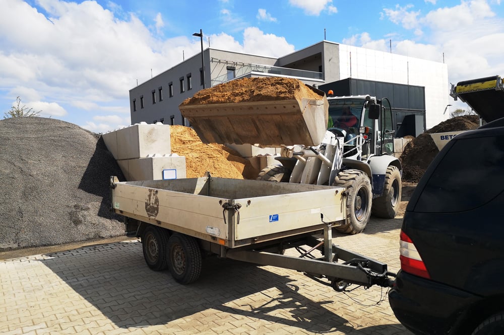 Adolfs-Boxenstopp-Beton2Go-Hilden-Bagger-Sand-Anhaenger