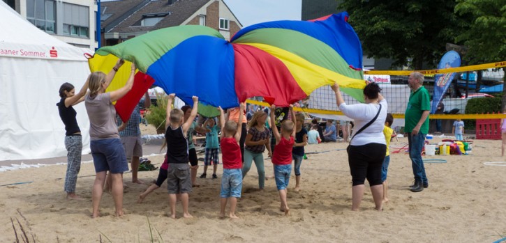 Jonglieren mit Tellern und Bällen, Tücher und Bändchen schwingen