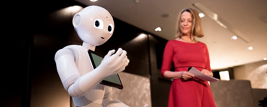 „Pepper“ kann Kunden über Produkte informieren und beraten. Doch will man das? „Pepper“ kann Kunden über Produkte informieren und beraten. Doch will man das?