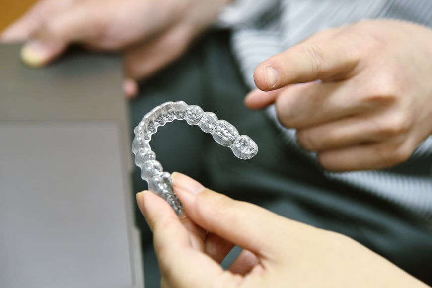 Doktor-Zahnspange-Kieferorthopaede-Hilden-CA-Clear-Aligner-rausnehmen
