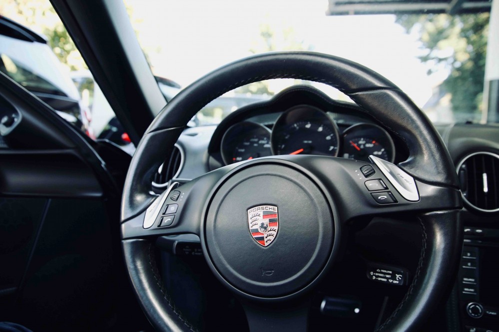 Lenkrad-eines-Porsche-Mobils