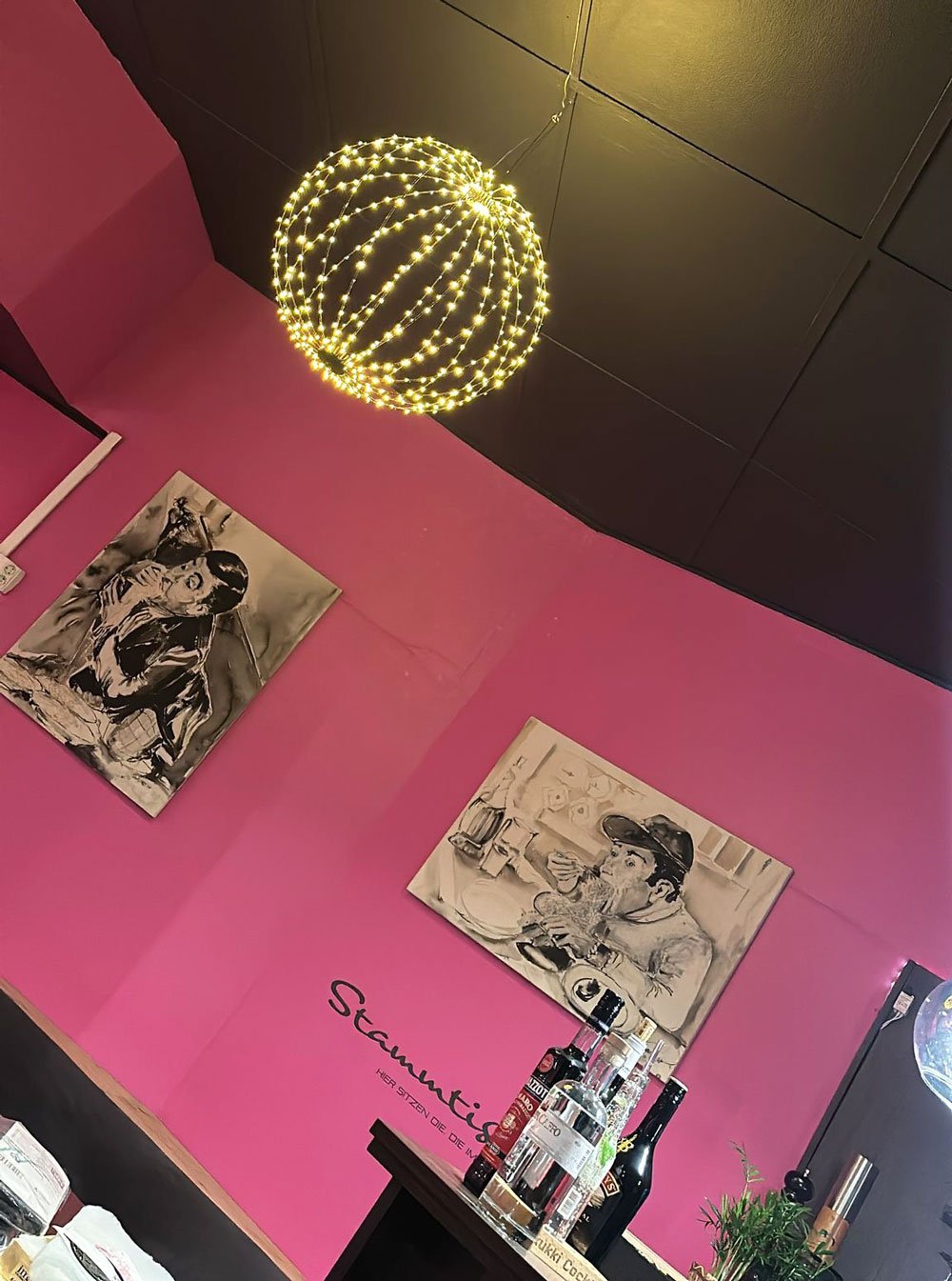Pizza-Pazza-Hilden-Gastraum-Pink-Lampe