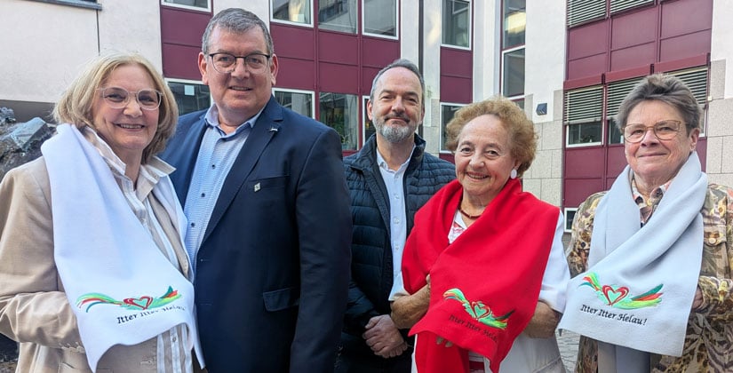 2.222 Euro durch Schal-Verkauf – Motto: „Gemeinsam statt einsam“ – für Senioren, die sonst oft alleine sind