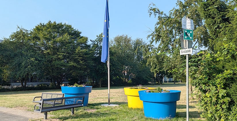 Kübel und Flaggen sollen Zeichen der europäischen Integration setzen – allerdings ist das Werk noch nicht vollendet  