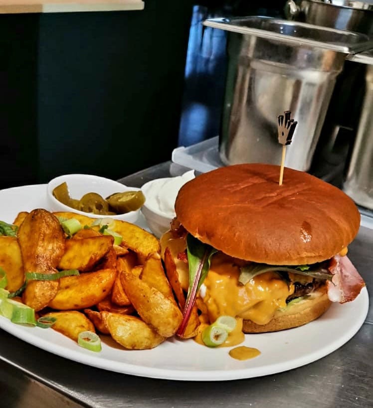 Leckere Burgher und vieles mehr gibt es in der Fliegerhütte FloGourmet in Leverkusen Restaurant & Partylocation