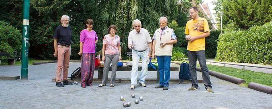 Ein Sport für jedes Alter, der Bewegung, Geschick und Taktik fördert Ein Sport für jedes Alter, der Bewegung, Geschick und Taktik fördert