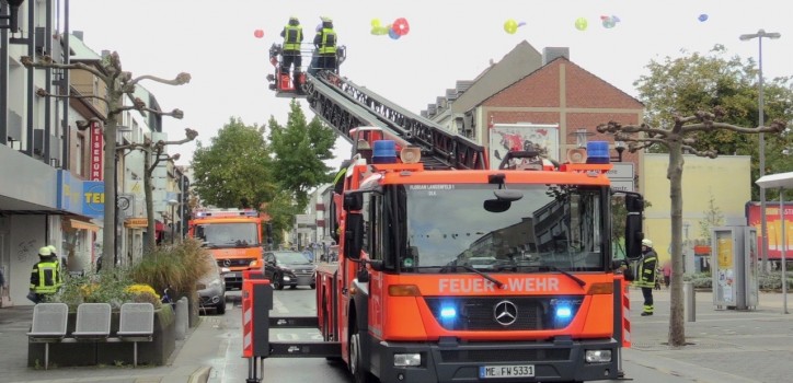 Windboen zerstörten Lampions, sie wurden zur Gefahr