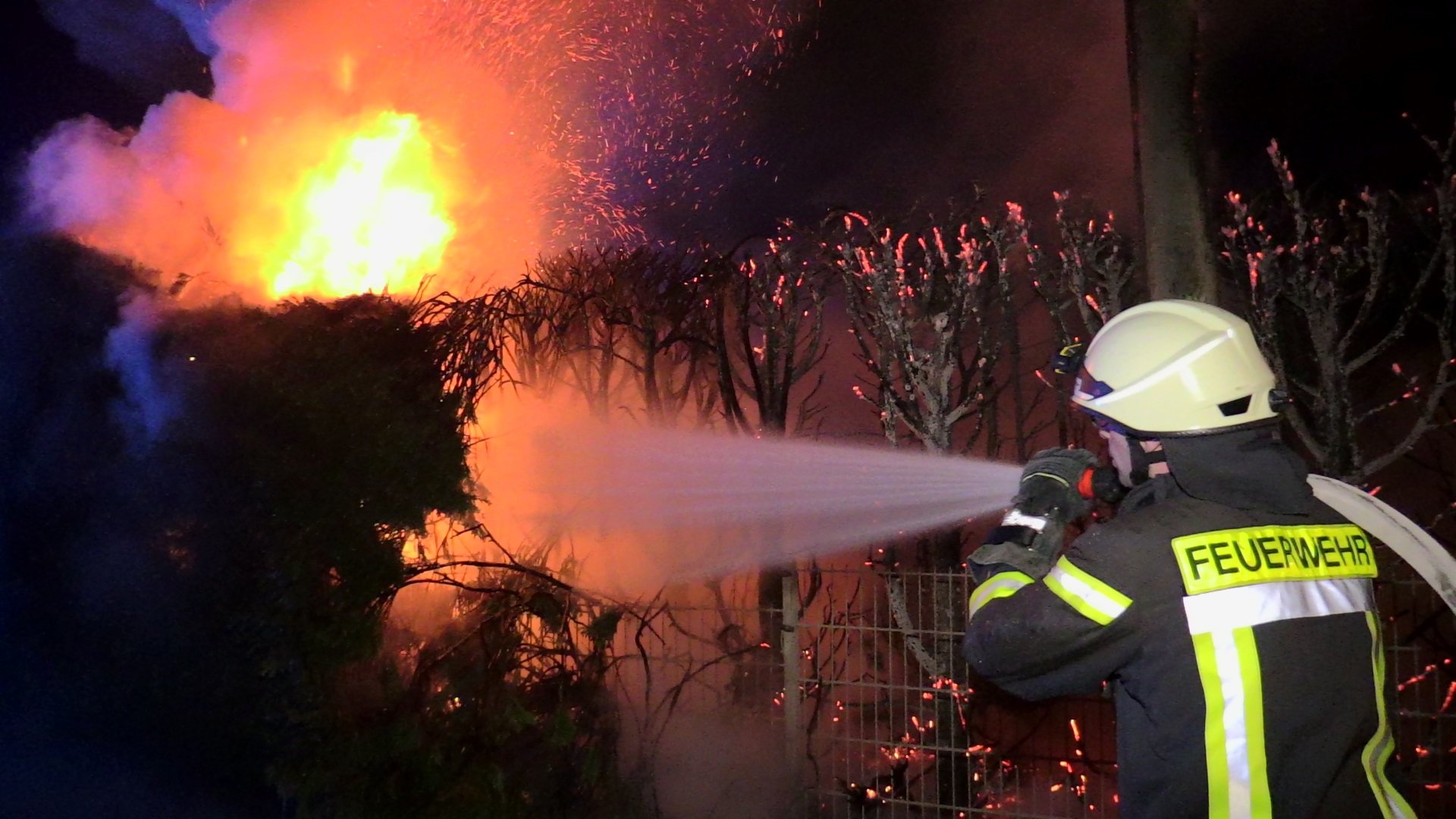 Feuerwehr_Langenfeld-Heckenbrand-3